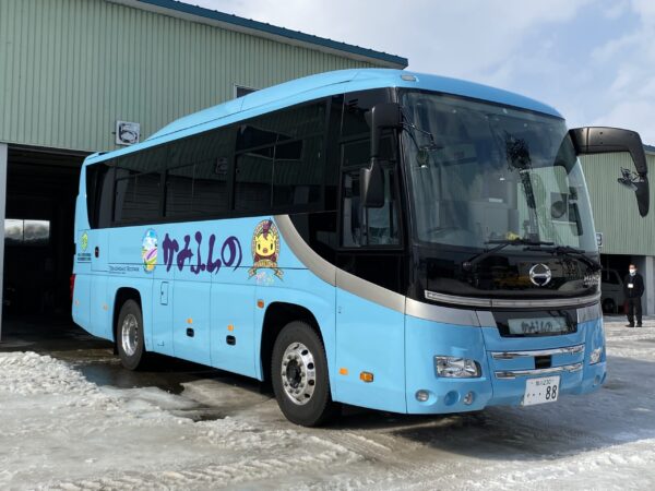 ジオパーク ラッピングバス登場 | 十勝岳ジオパーク 美瑛・上富良野エリア